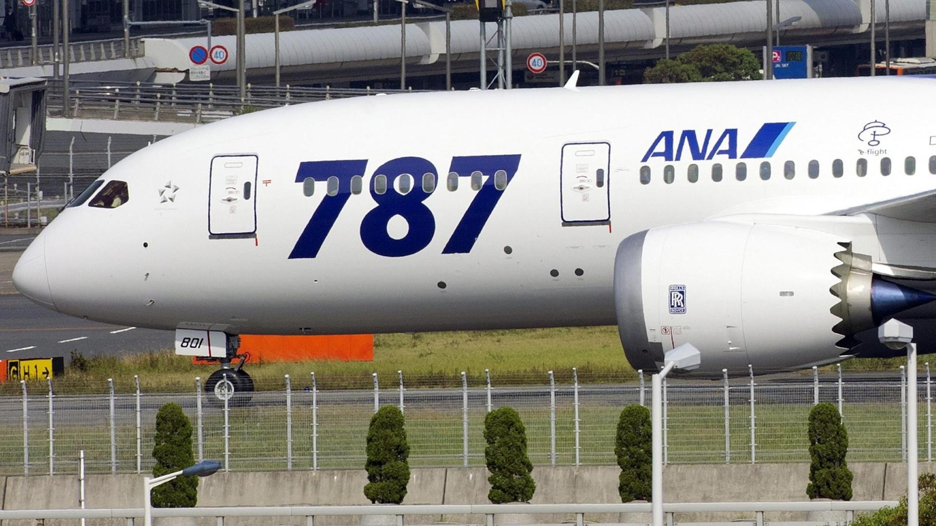 Ein Modell der Boeing 787 "Dreamliner" der japanischen Fluggesellschaft "ANA".