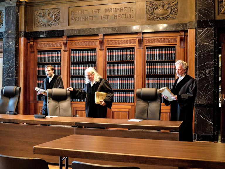 Der Senat des Hanseatischen Oberlandesgerichts am 15.05.2018 beim Einzug in den Sitzungssaal vor der Urteilsverkündung im Berufungsverfahren Recep Tayyip Erdogan gegen Jan Böhmermann in Hamburg.