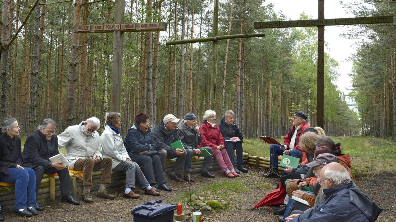 Im Wald nahe den Atomanlagen bei Gorleben treffen sich Menschen zum Gorlebener Gebet (Foto vom 11.05.2014). Die ökumenische Initiative versteht sich als Teil der Protestbewegung gegen die deutsche Atompolitik. 