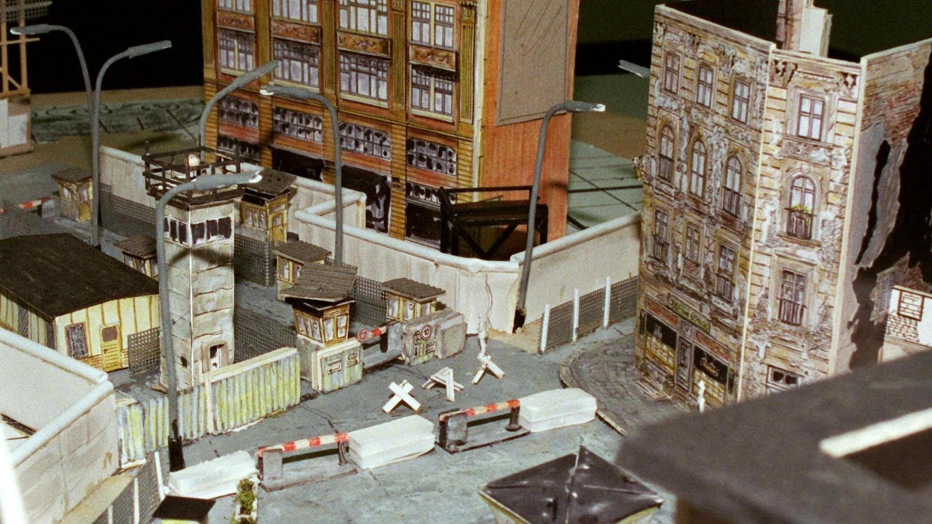 Ein DDR-Grenzübergang als Miniaturmodell in den Filmstudios Potsdam-Babelsberg.