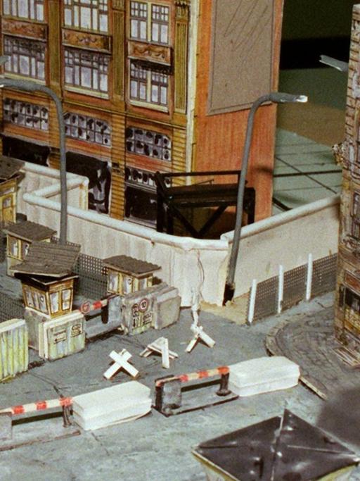 Ein DDR-Grenzübergang als Miniaturmodell in den Filmstudios Potsdam-Babelsberg.