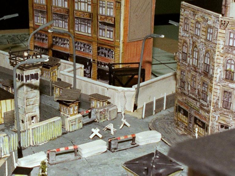 Ein DDR-Grenzübergang als Miniaturmodell in den Filmstudios Potsdam-Babelsberg.
