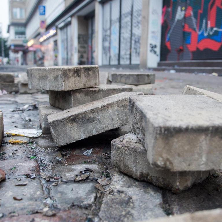 Pflastersteine liegen am 08.07.2017 in Hamburg im Schanzenviertel auf der Straße. Am 07. und 08. Juli kommen in der Hansestadt die Regierungschefs der führenden Industrienationen zum G20-Gipfel zusammen. In der Nacht zum 08.07 eskalierten die Proteste im Schanzenviertel, die Polizei ging mit einem massiven Aufgebot gegen Randalierer vor. 