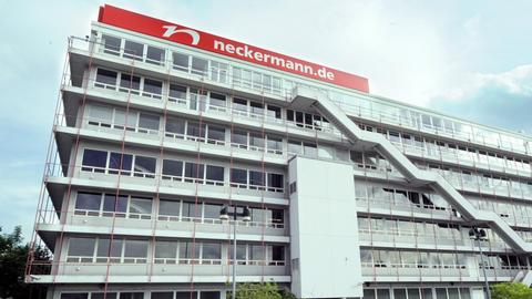 Die ehemalige Zentrale des Versandhändlers Neckermann in Frankfurt am Main. Hier sollen nun Flüchtlinge einquartiert werden.