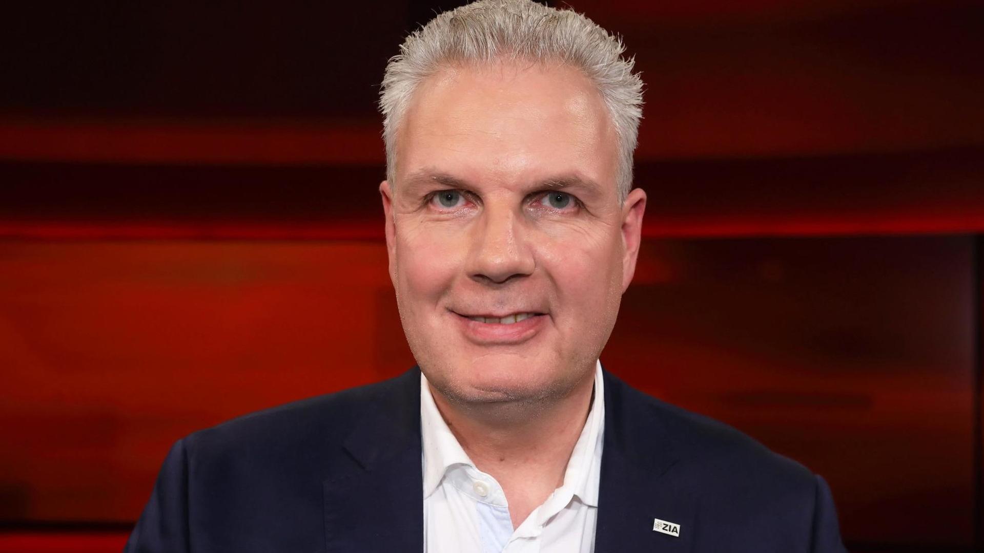 Klaus-Peter Hesse (Geschaeftsfuehrer ZIA Zentraler Immobilien Ausschuss e. V.) in der ARD-Talkshow hart aber fair am 23.10.2017 in Berlin Thema der Sendung: Wenn Wohnen unbezahlbar wird âē Was muss die naechste Regierung tun? | Verwendung weltweit