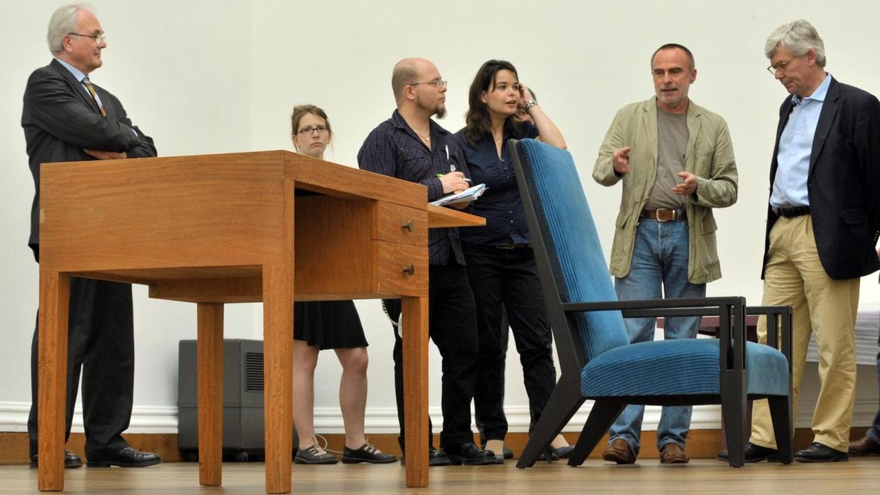 Im Neuen Museum in Weimar werden 2012 die Bauhaus-Möbelstücke "Weißer Stuhl", Schreibtisch und "Blauer Stuhl" von Johannes Itten präsentiert. 
