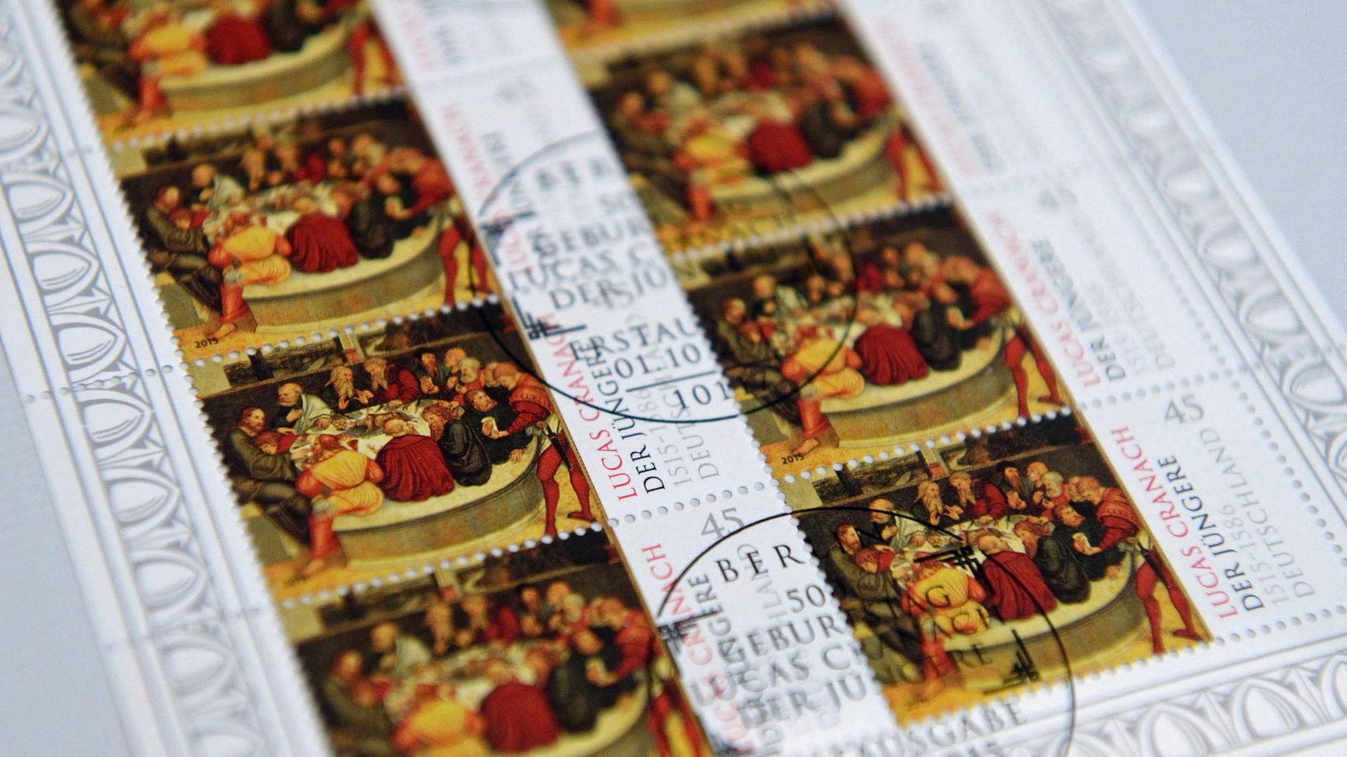 Ein Zehnerbogen der Sonderbriefmarke zu Ehren von Lucas Cranach dem Jüngeren (im Jahr seines 500. Geburtstags) mit dem Sonderstempel Berlin ist am 17.09.2015 in der Stadtkirche in Wittenberg (Sachsen-Anhalt) zu sehen.