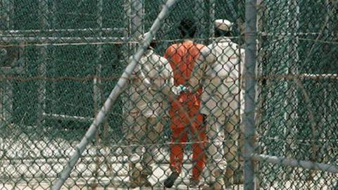 2002 wurden über 1.000 Gefangene nach Guantanamo Bay verbracht, wo ihnen ihre Rechte als Kriegsgefangene verwehrt bleiben.