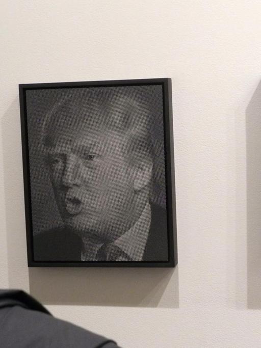 Besucher betrachten am 13.10.2016 die Porträts "Trump (Clinton)" (l) und "Clinton (Trump)" (r) des Künstlers Alfred Steiner in der Ausstellung «Why I Want to Fuck Donald Trump» in der Joshua Liner Gallery in New York (USA).