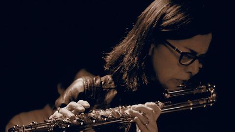 Die Flötistin Jamie Baum mit ihrem Instrument