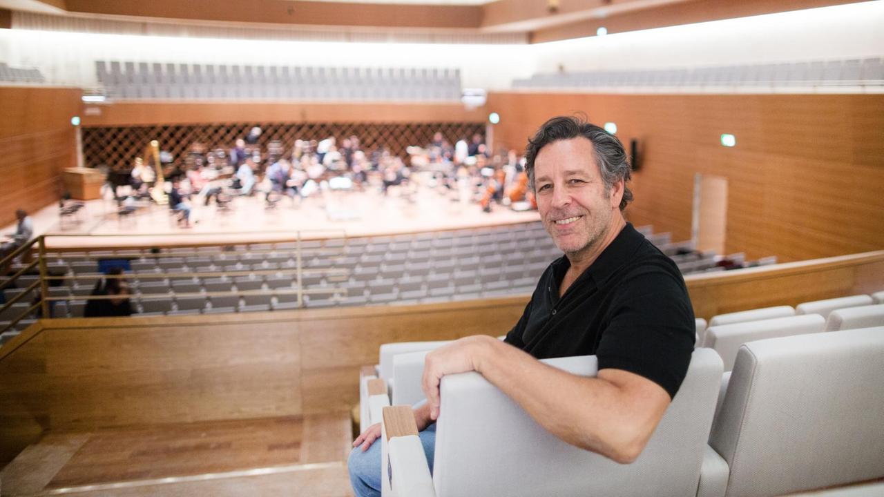 Der Hausherr und Generalmusikdirektor der Bochumer Symphoniker, Steven Sloane, im Hauptsaal des neuen Musikforums.