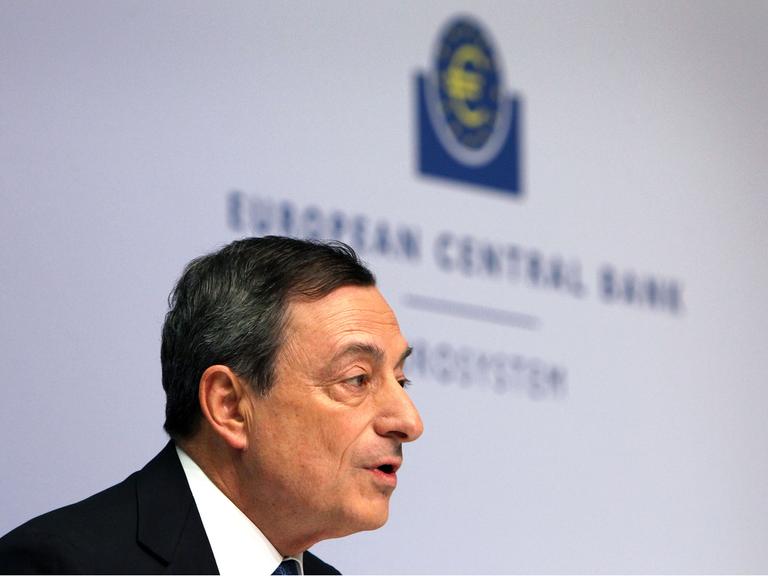 Der Präsident der Europäischen Zentralbank, Mario Draghi, spricht auf der Pressekonferenz der EZB in Frankfurt vor Journalisten.