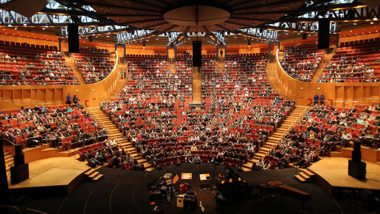 Blick in den Konzertsaal der Philharmonie Köln mit Orchester und Publikum