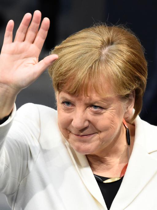 Bundeskanzlerin Angela Merkel dankt dem Parlament nach ihrer Wahl