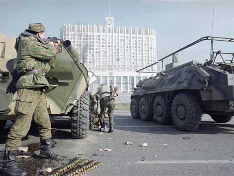18. Oktober 1993: Loyale Truppen von Präsident Boris Jelzin belagern das Weiße Haus, das russische Parlament.