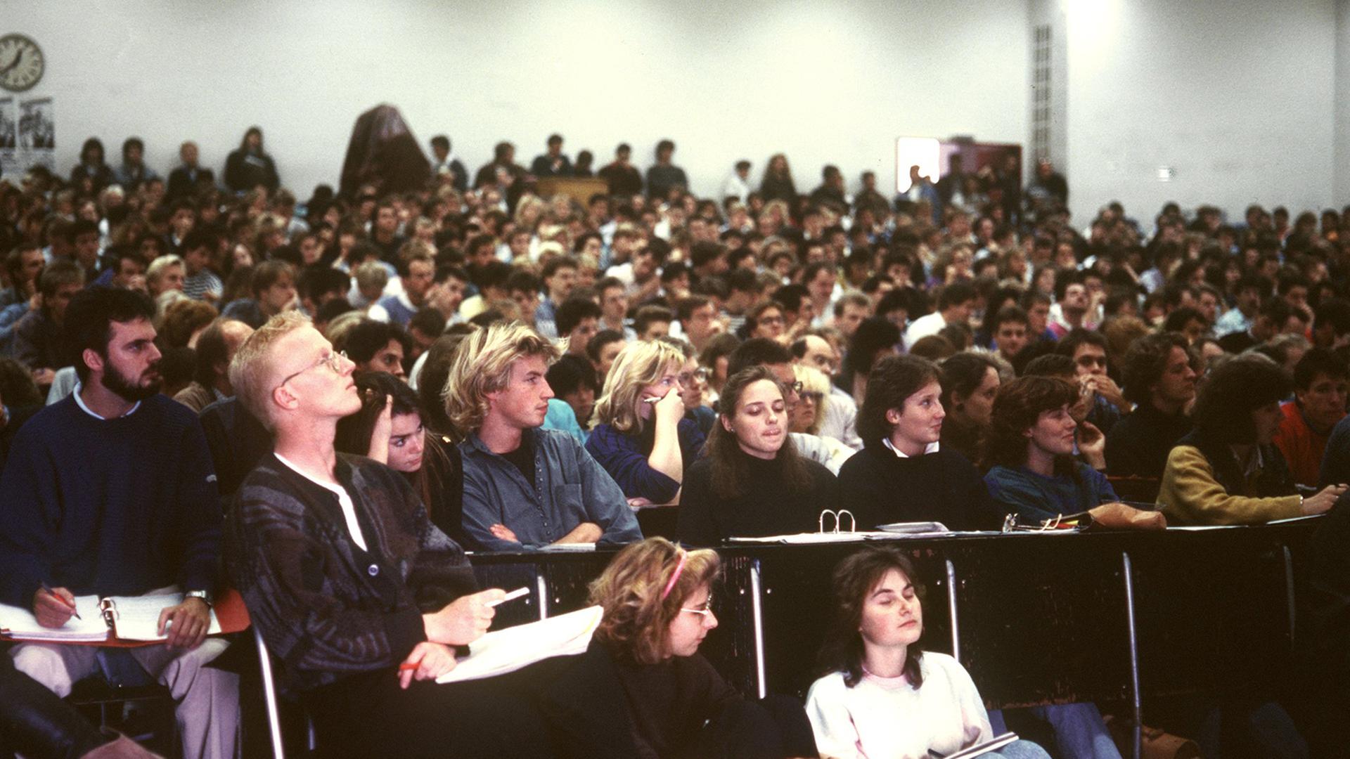 Studenten während einer Vorlesung in einem überfüllten Hörsaal der Johann Wolfgang Goethe-Universität in Frankfurt am Main.