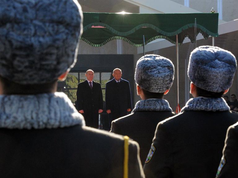 Offizieller Staatsbesuch des russischen Präsidenten Wladimir Putin (m.l.) bei Präsident Islam Karimov (m.r.) in Tashkent, Usbekistan, am 10.12.2014. Im Vordergrund die usbekische Ehrengarde.