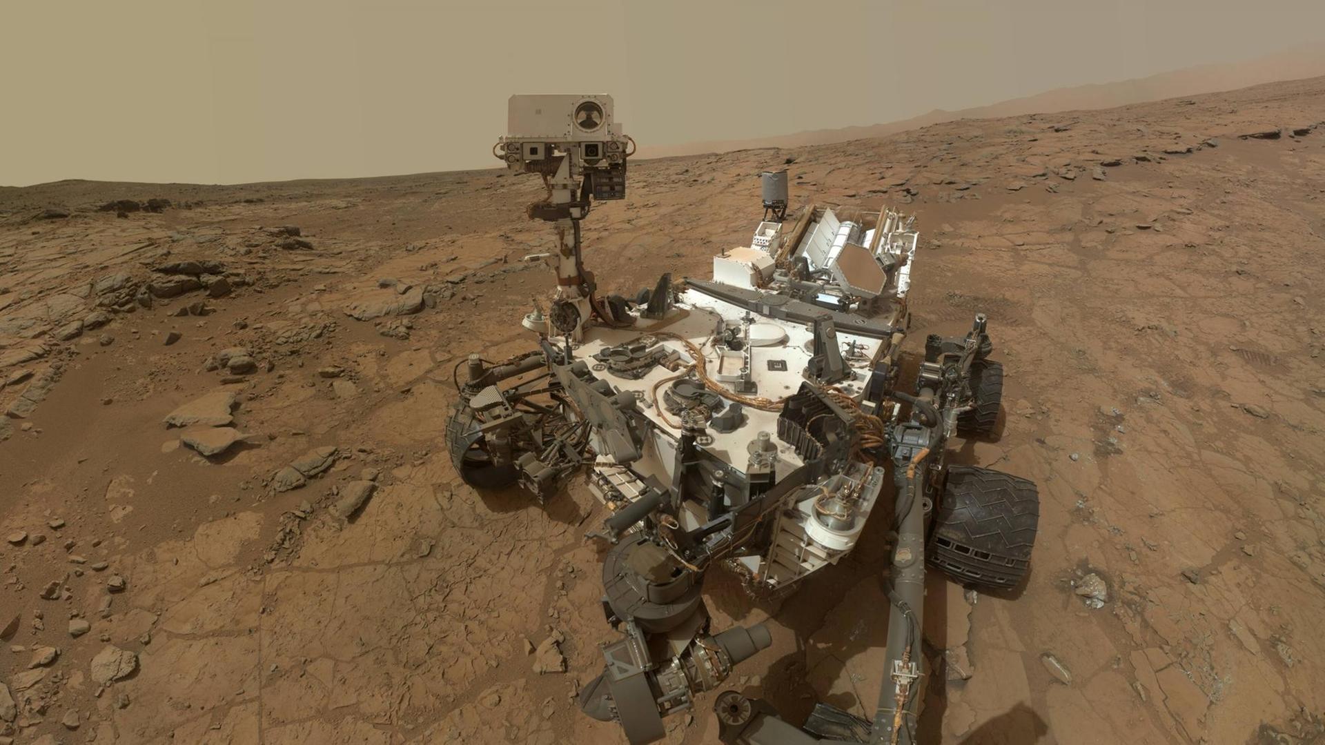 Ein Foto des Marsrovers Curiosity auf dem Mars.