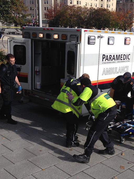 Polizei und Sanitäter beim Abtransport des verletzten Wachsoldaten vor dem Parlament in Ottawa.