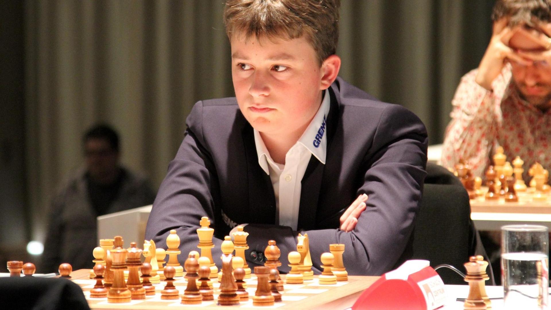 Der 14-jährige Vincent Keymer (r) spielt beim Schachturnier "Grenke Open".