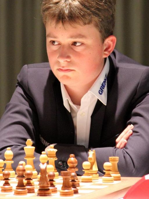 Der 14-jährige Vincent Keymer (r) spielt beim Schachturnier "Grenke Open".