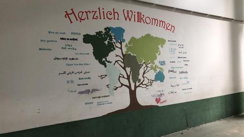 Die Hallen der Baumarkt stehen leer, einzig die Wandbemalung zeigt, dass in dem früheren Baumarkt einmal Flüchtlinge untergebracht waren.