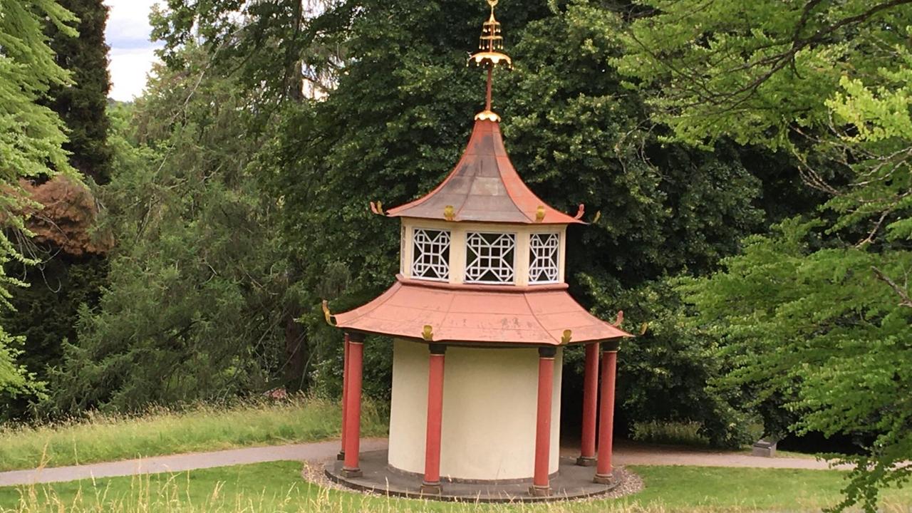 Das Foto zeigt ein Häuschen im chinesischen Stil in einem Park.
