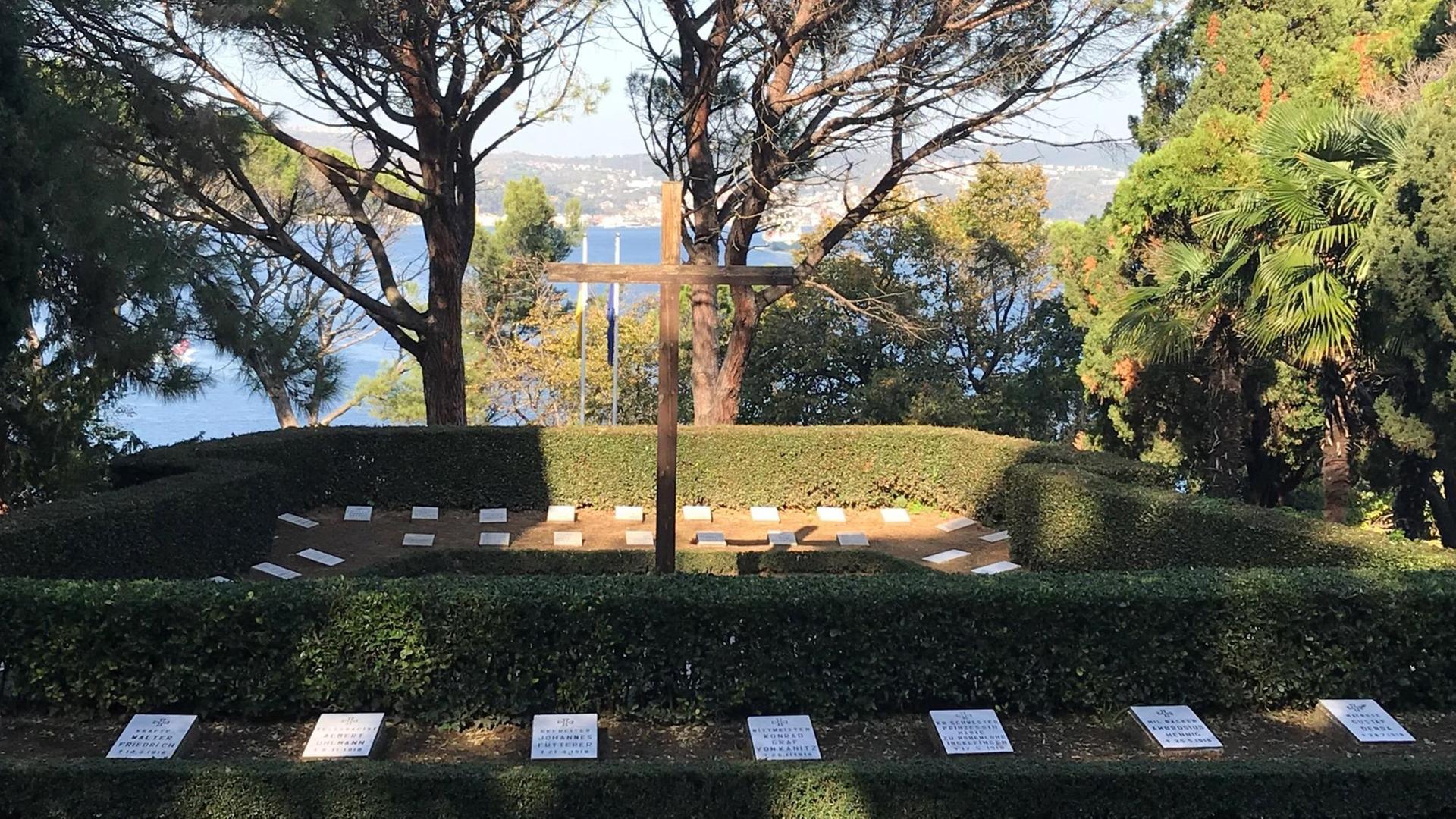 Grabplatten für gefallene Soldaten der beiden Weltkriege, umgeben von Bäumen. Die deutsche Kriegsgräberstätte in der Türkei liegt am Bosporus, im Norden Istanbuls bei Tarabya.