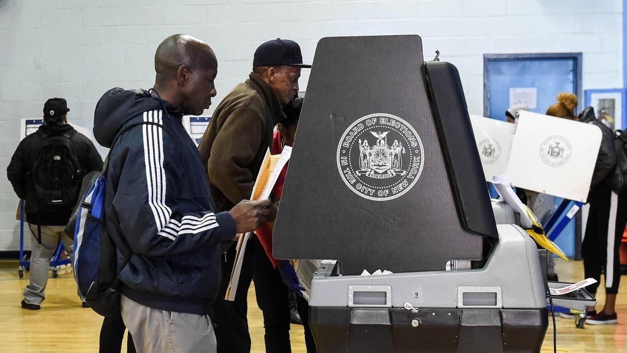 (161108) -- NEW YORK, Nov. 8, 2016 -- Voters cast their ballots at a polling station in Harlem, New York City, the United States, Nov. 8, 2016. The U.S. presidential elections kicked off on Tuesday. ) U.S.-NEW YORK-PRESIDENTIAL ELECTIONS BaoxDandan PUBLICATIONxNOTxINxCHN 161108 New York Nov 8 2016 Voters Cast their Ballots AT a Polling Station in Harlem New York City The United States Nov 8 2016 The U S Presidential Elections kicked off ON Tuesday U S New York Presidential Elections baoxdandan PUBLICATIONxNOTxINxCHN