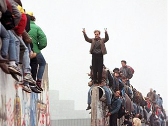 Menschen aus Ost und West feiern die Maueröffnung am Postdamer Platz in Berlin.