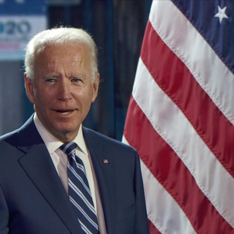 Präsidentschaftskandidat Joe Biden vor der US-amerikanischen Flagge