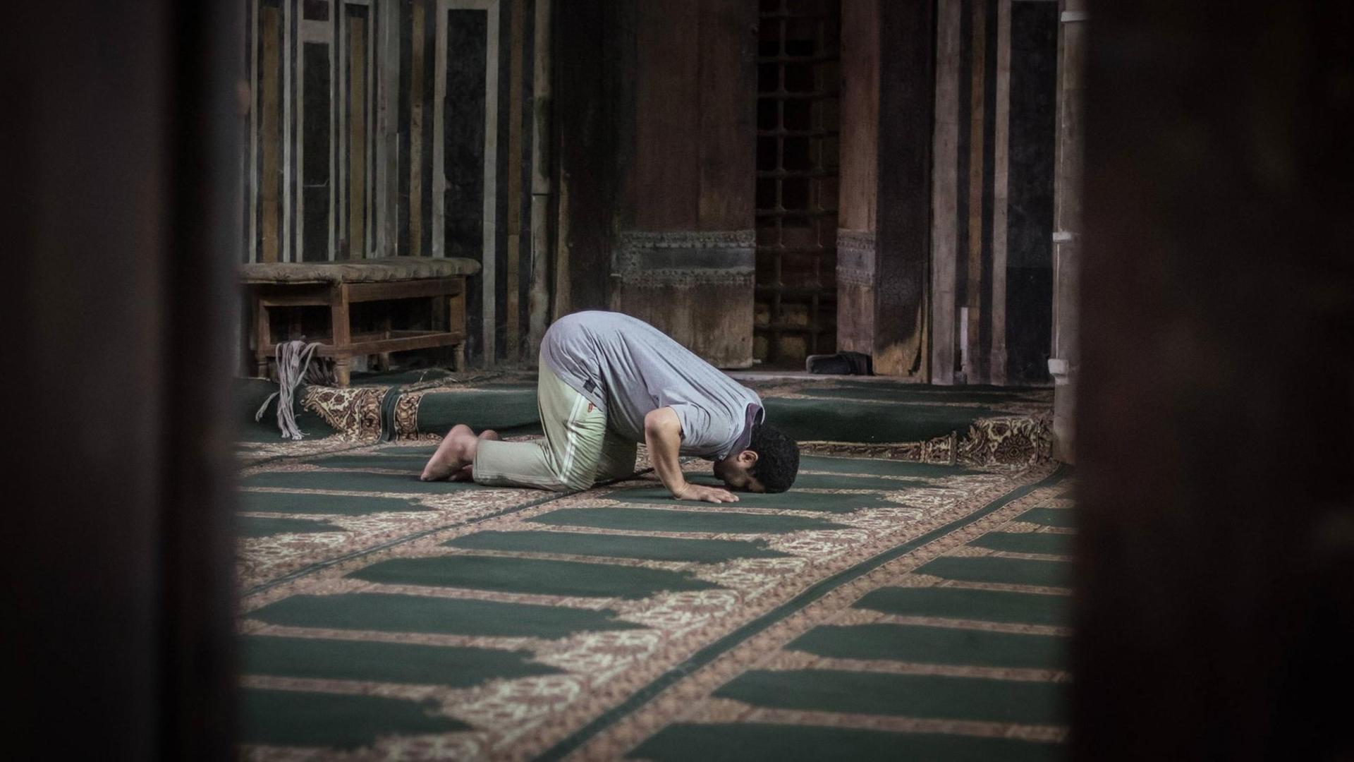 Ein Shiit betet in einer Moschee.