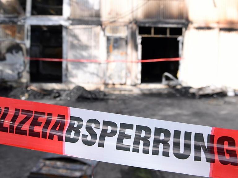 Rottenburg (Kreis Tuebingen) 08.09.2015 Die Polizei sichert die ausgebrannte Fluechtlingsunterkunft ab.