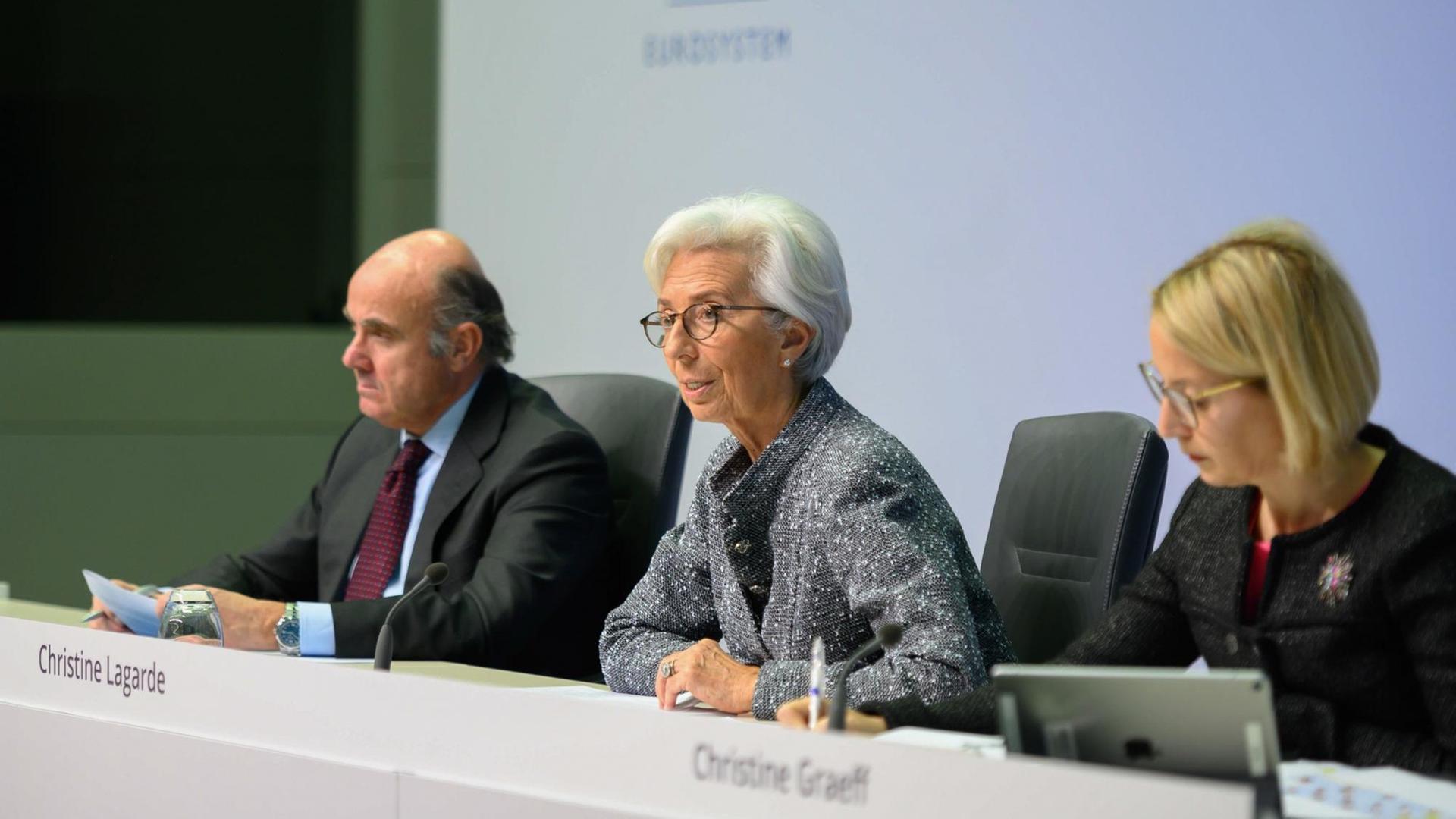 Die Präsidentin der Europäischen Zentralbank (EZB) Christine Lagarde spricht auf einer Pressekonferenz in der EZB-Zentrale in Frankfurt