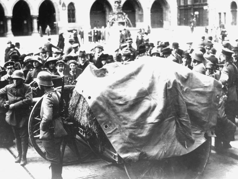 Bewaffnete Truppen während der Revolutionswirren nach dem Ersten Weltkrieg 1919 in München.