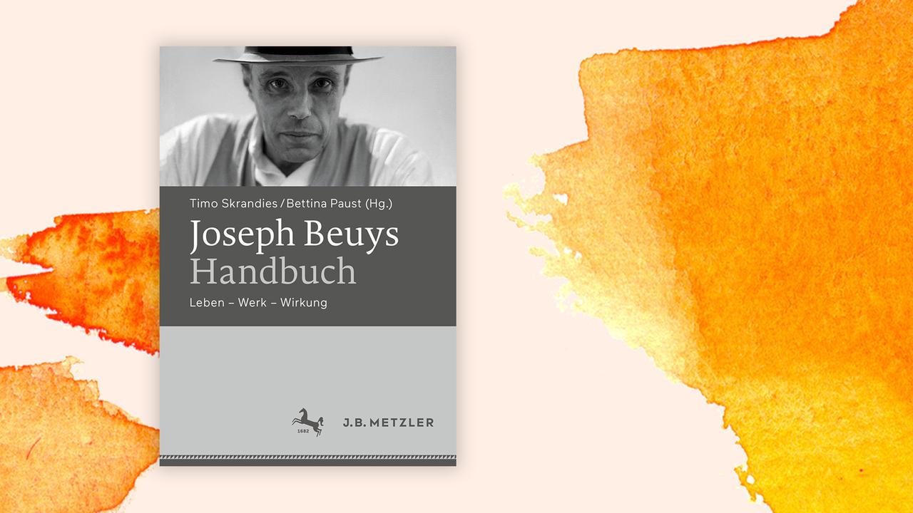 Das Buchcover von Timo Skrandies und Bettina Paust: „Joseph-Beuys-Handbuch. Leben - Werk - Wirkung“ auf orange-weißem Hintergrund.