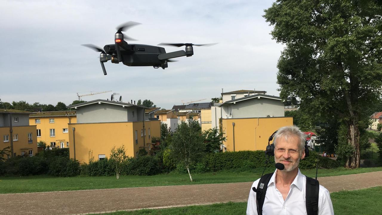 Maximillian Schönherr testet eine Drohne für die Sendung "Marktplatz".