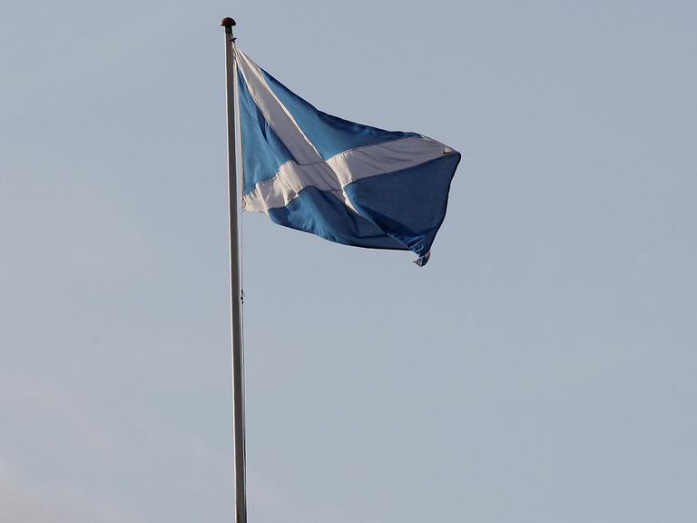 Eine schottische Fahne weht im Wind.