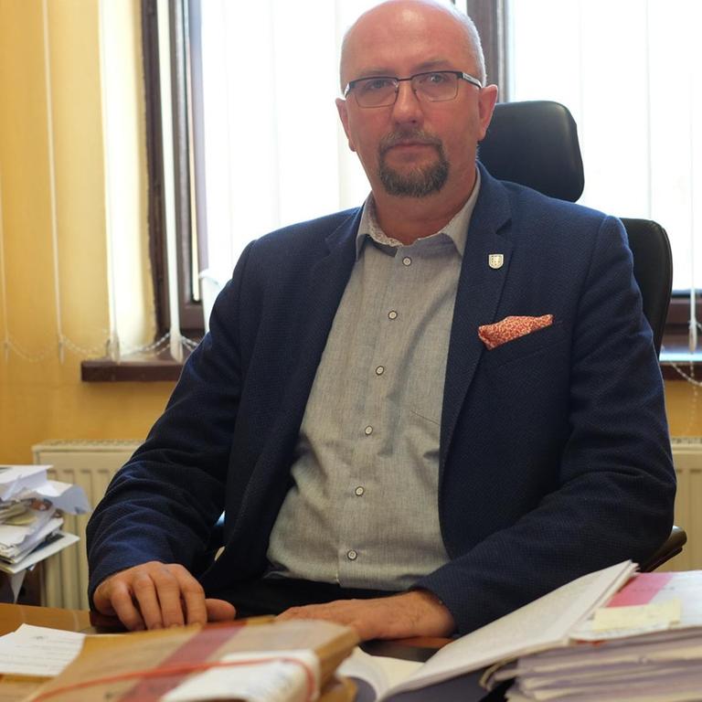 Strafrichter Marcin Swierk an seinem von Akten bedeckten Schreibtisch