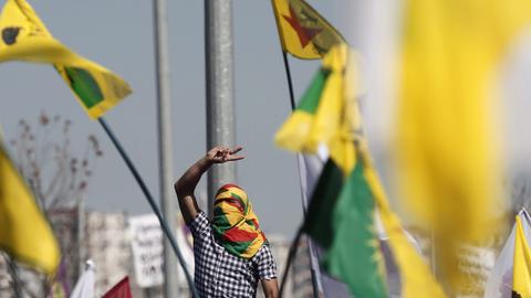 Ein kurdischer Protestierender in Diyarbakir in der Türkei.