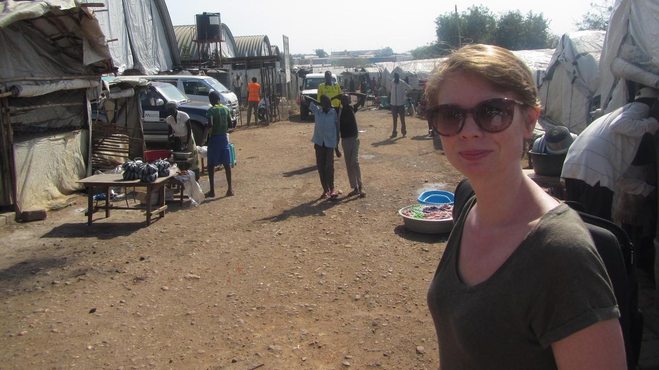 UNICEF Mitarbeiterin Angela Griep in einem Flüchtlingslager am Rand von Juba im Südsudan