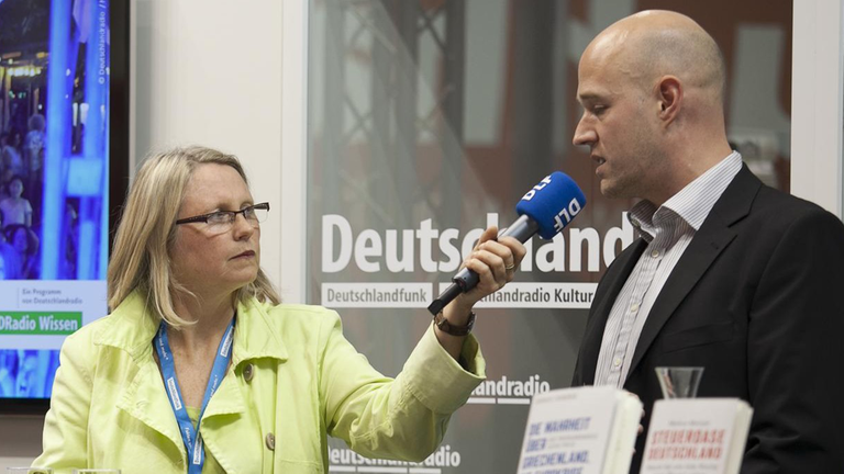 Markus Meinzer (r.) im Gespräch mit DLF-Redakteurin Jule Reimer auf der Frankfurter Buchmesse 2015.