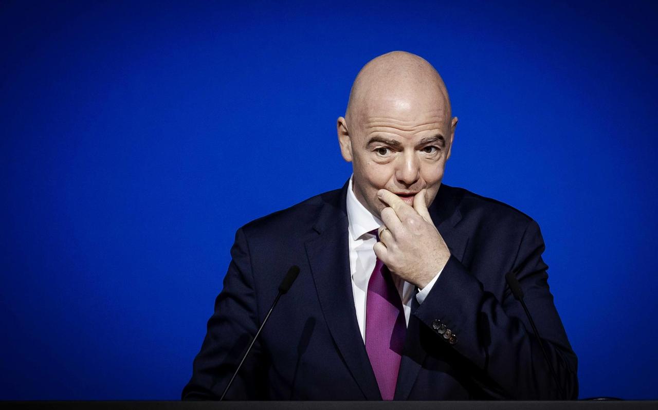 Portrait von FIFA-Präsidenten Gianni Infantino, der sich nachdenklich an den Mund fasst