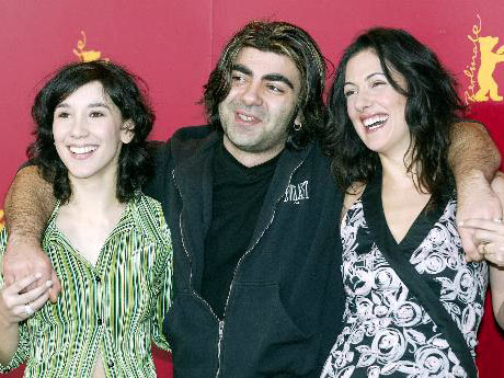 Regisseur Fatih Akin mit seinen Hauptdarstellerinnen Sibel Kekilli, links, und Birol Meltem Cumbul, rechts Regisseur Fatih Akin mit seinen Hauptdarstellerinnen Sibel Kekilli, links, und Birol Meltem Cumbul, rechts