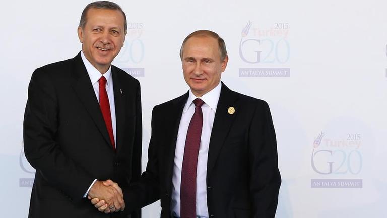 Recep Tayyip Erdogan (l.) mit Wladimir Putin - neun Tage vor dem Abschuss des russischen Flugzeugs.