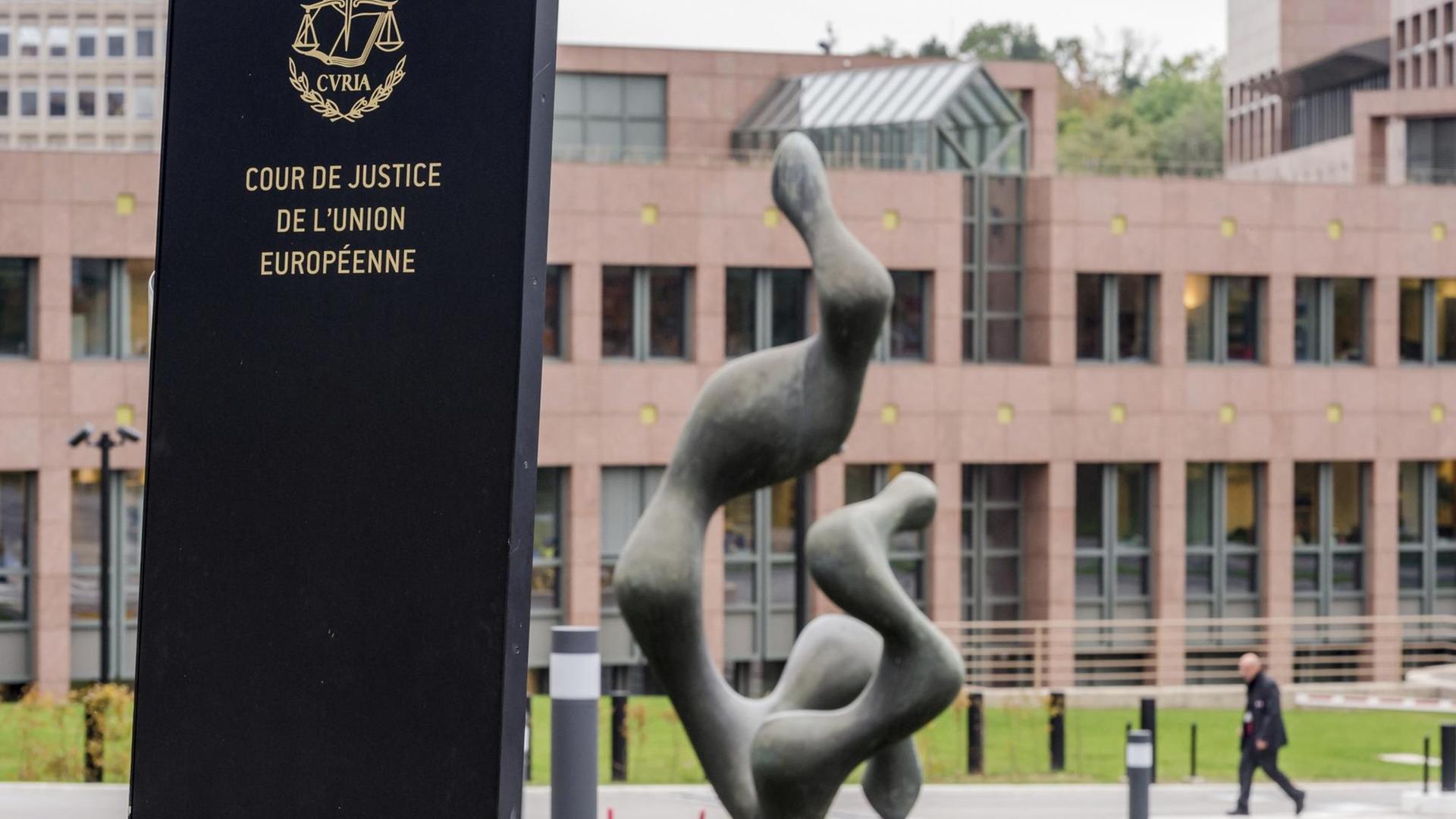 Der Europäische Gerichts-Hof mit einem Kunst-Objekt vor dem Gebäude.