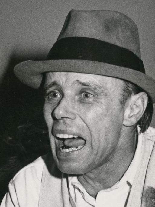 Der Künstler Joseph Beuys war stets in Diskussionen verwickelt. Dabei lehnte er manche seiner Kollegen ab, die zum Politischen in der Öffentlichkeit lieber schweigen würden.