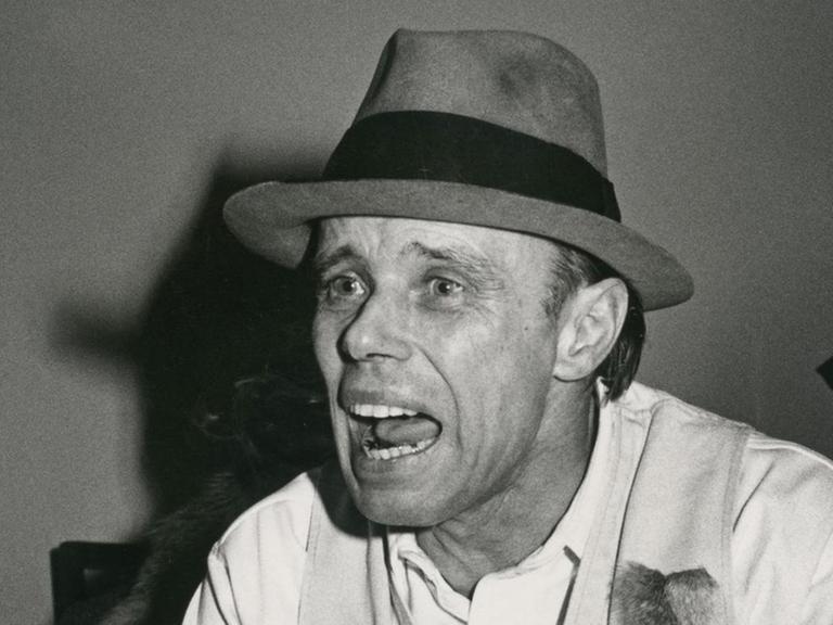 Der Künstler Joseph Beuys war stets in Diskussionen verwickelt. Dabei lehnte er manche seiner Kollegen ab, die zum Politischen in der Öffentlichkeit lieber schweigen würden.