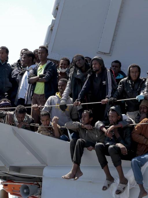 Aus dem Mittelmeer gerettete Flüchtlinge auf einem Schiff vor Salerno.