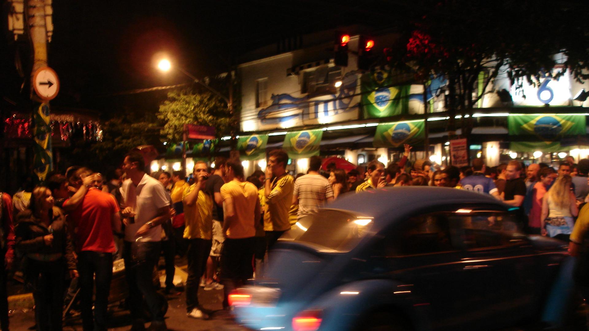 Fußball-Fans feiern in Sao Paulos Party-Viertel Vila Madalena